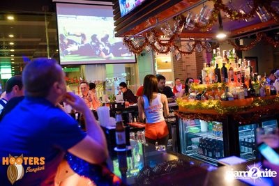 Saturday Night at Hooters Bangkok, Sukhumvit Soi 15 — photo 26