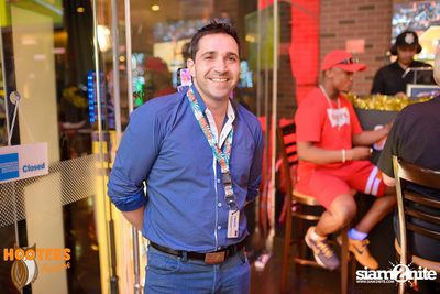 Saturday Night at Hooters Bangkok, Sukhumvit Soi 15 — photo 27