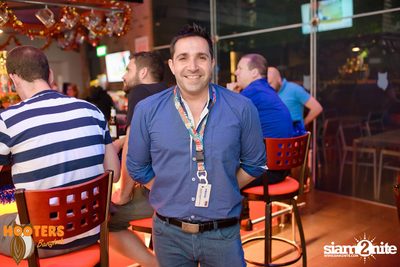 Saturday Night at Hooters Bangkok, Sukhumvit Soi 15 — photo 28
