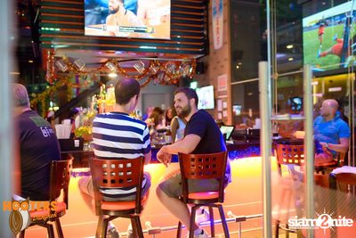 Saturday Night at Hooters Bangkok, Sukhumvit Soi 15 — photo 31
