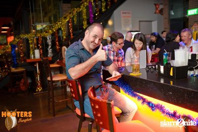 Saturday Night at Hooters Bangkok, Sukhumvit Soi 15 — photo 32