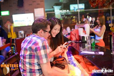 Saturday Night at Hooters Bangkok, Sukhumvit Soi 15 — photo 33