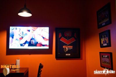 Saturday Night at Hooters Bangkok, Sukhumvit Soi 15 — photo 35