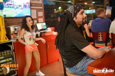 Saturday Night at Hooters Bangkok, Sukhumvit Soi 15 — photo 36