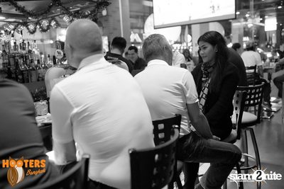 Saturday Night at Hooters Bangkok, Sukhumvit Soi 15 — photo 37