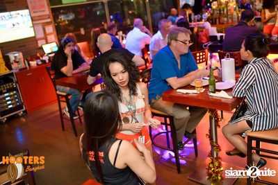 Saturday Night at Hooters Bangkok, Sukhumvit Soi 15 — photo 40
