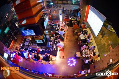 Saturday Night at Hooters Bangkok, Sukhumvit Soi 15 — photo 41