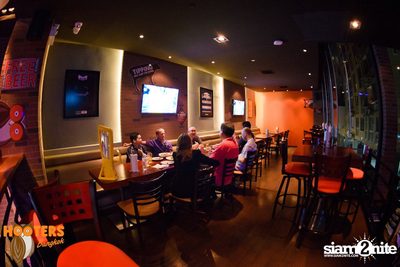 Saturday Night at Hooters Bangkok, Sukhumvit Soi 15 — photo 42