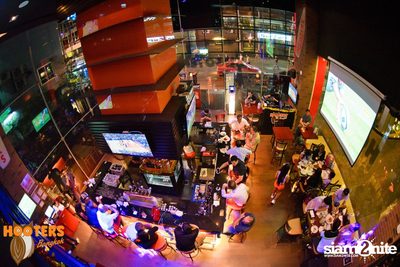 Saturday Night at Hooters Bangkok, Sukhumvit Soi 15 — photo 43