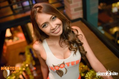 Saturday Night at Hooters Bangkok, Sukhumvit Soi 15 — photo 45