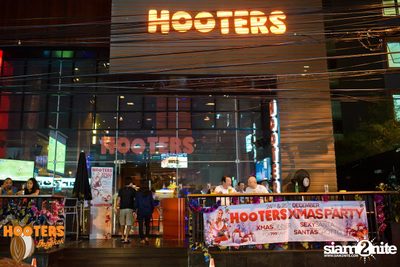 Saturday Night at Hooters Bangkok, Sukhumvit Soi 15 — photo 47