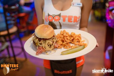 Saturday Night at Hooters Bangkok, Sukhumvit Soi 15 — photo 48