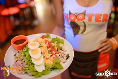 Saturday Night at Hooters Bangkok, Sukhumvit Soi 15 — photo 53