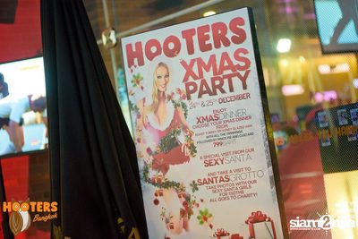 Saturday Night at Hooters Bangkok, Sukhumvit Soi 15 — photo 55