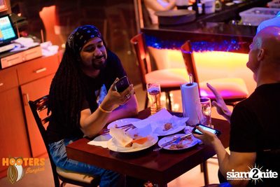 Saturday Night at Hooters Bangkok, Sukhumvit Soi 15 — photo 56