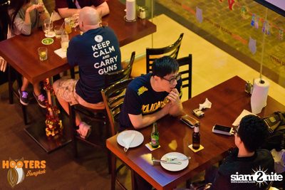 Saturday Night at Hooters Bangkok, Sukhumvit Soi 15 — photo 60