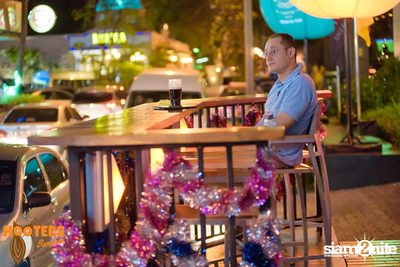 Saturday Night at Hooters Bangkok, Sukhumvit Soi 15 — photo 63