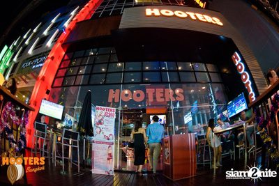 Saturday Night at Hooters Bangkok, Sukhumvit Soi 15 — photo 65