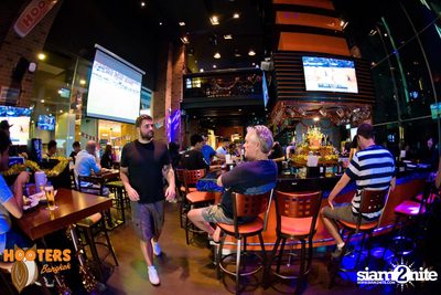 Saturday Night at Hooters Bangkok, Sukhumvit Soi 15 — photo 66