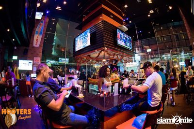 Saturday Night at Hooters Bangkok, Sukhumvit Soi 15 — photo 67