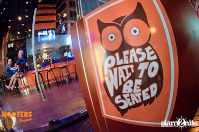 Saturday Night at Hooters Bangkok, Sukhumvit Soi 15 — photo 68