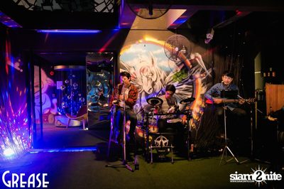 Saturday Night at Grease Bangkok, Sukhumvit Soi 49 — photo 28