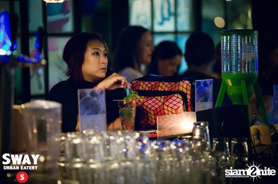Ultimate Wing Eating Contest ที่ สเวย์ เออร์แบน อีเทอรี — photo 15
