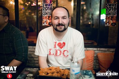 Ultimate Wing Eating Contest ที่ สเวย์ เออร์แบน อีเทอรี — photo 43