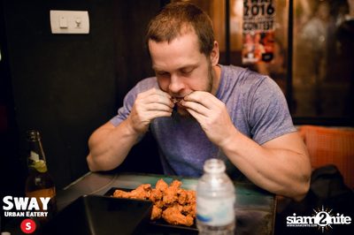 Ultimate Wing Eating Contest ที่ สเวย์ เออร์แบน อีเทอรี — photo 47