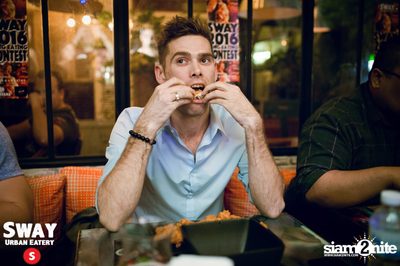 Ultimate Wing Eating Contest ที่ สเวย์ เออร์แบน อีเทอรี — photo 48