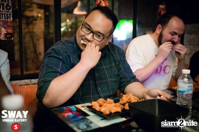 Ultimate Wing Eating Contest ที่ สเวย์ เออร์แบน อีเทอรี — photo 49