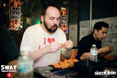 Ultimate Wing Eating Contest ที่ สเวย์ เออร์แบน อีเทอรี — photo 50