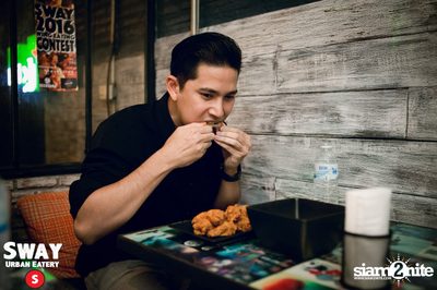 Ultimate Wing Eating Contest ที่ สเวย์ เออร์แบน อีเทอรี — photo 51