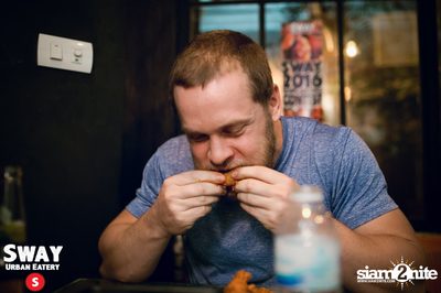 Ultimate Wing Eating Contest ที่ สเวย์ เออร์แบน อีเทอรี — photo 54