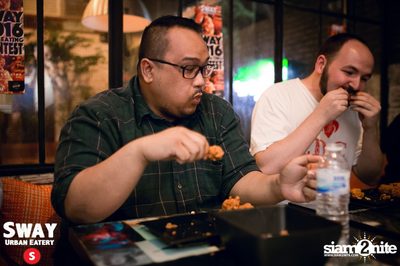 Ultimate Wing Eating Contest ที่ สเวย์ เออร์แบน อีเทอรี — photo 55