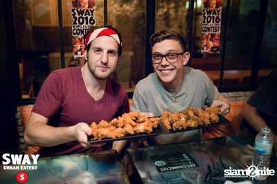 Ultimate Wing Eating Contest ที่ สเวย์ เออร์แบน อีเทอรี — photo 64