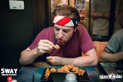 Ultimate Wing Eating Contest ที่ สเวย์ เออร์แบน อีเทอรี — photo 70