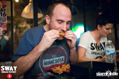 Ultimate Wing Eating Contest ที่ สเวย์ เออร์แบน อีเทอรี — photo 72