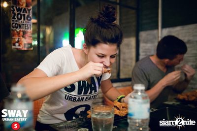 Ultimate Wing Eating Contest ที่ สเวย์ เออร์แบน อีเทอรี — photo 73