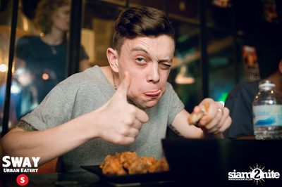 Ultimate Wing Eating Contest ที่ สเวย์ เออร์แบน อีเทอรี — photo 75