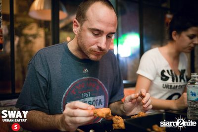 Ultimate Wing Eating Contest ที่ สเวย์ เออร์แบน อีเทอรี — photo 76