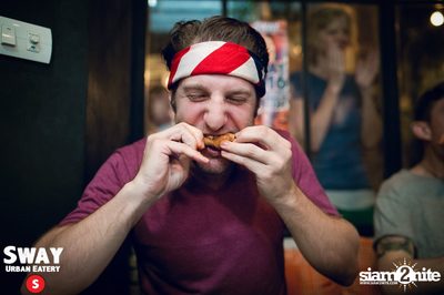 Ultimate Wing Eating Contest ที่ สเวย์ เออร์แบน อีเทอรี — photo 78