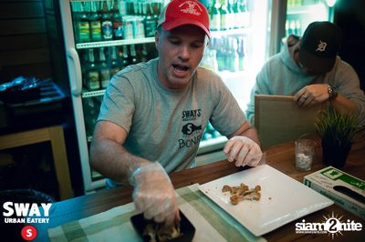 Ultimate Wing Eating Contest ที่ สเวย์ เออร์แบน อีเทอรี — photo 79
