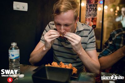 Ultimate Wing Eating Contest ที่ สเวย์ เออร์แบน อีเทอรี — photo 85