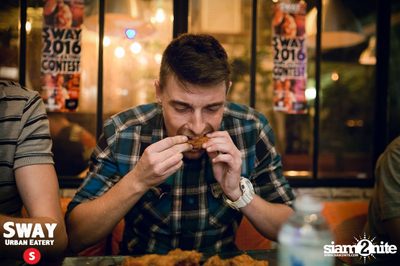 Ultimate Wing Eating Contest ที่ สเวย์ เออร์แบน อีเทอรี — photo 86