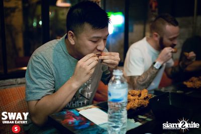 Ultimate Wing Eating Contest ที่ สเวย์ เออร์แบน อีเทอรี — photo 87