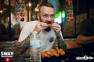 Ultimate Wing Eating Contest ที่ สเวย์ เออร์แบน อีเทอรี — photo 88