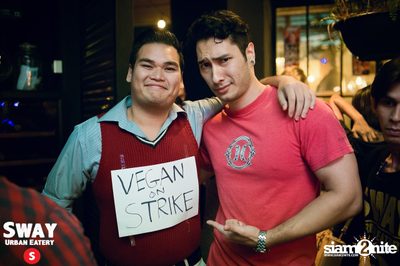 Ultimate Wing Eating Contest ที่ สเวย์ เออร์แบน อีเทอรี — photo 91