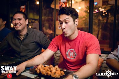 Ultimate Wing Eating Contest ที่ สเวย์ เออร์แบน อีเทอรี — photo 94