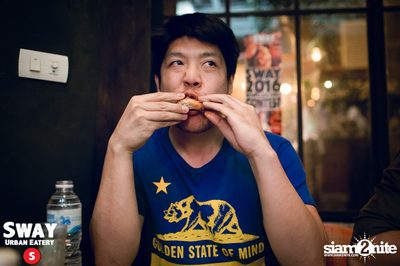 Ultimate Wing Eating Contest ที่ สเวย์ เออร์แบน อีเทอรี — photo 97